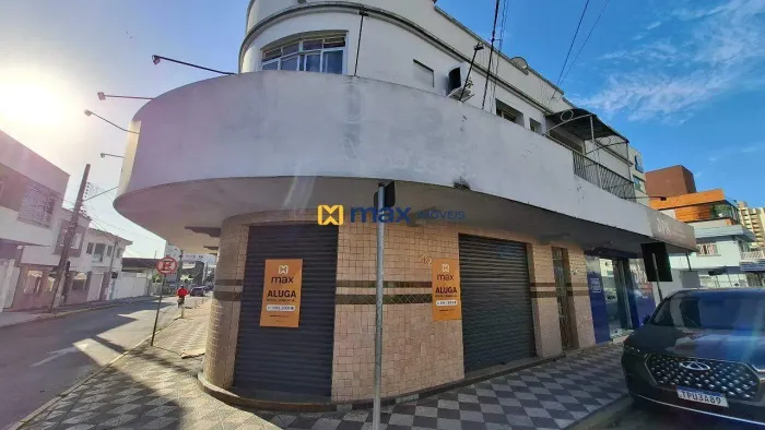 Loja comercial térrea com aproximadamente 75 m². Bairro: Centro, Itajaí.