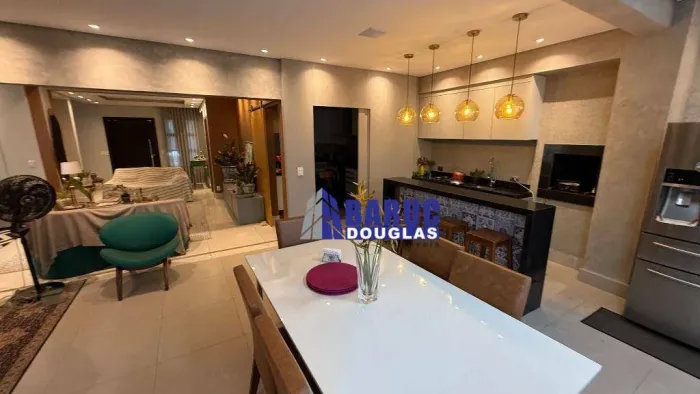 Vende-se linda casa no condomínio Florais dos Lagos, com 3 amplas suítes à venda, com 310