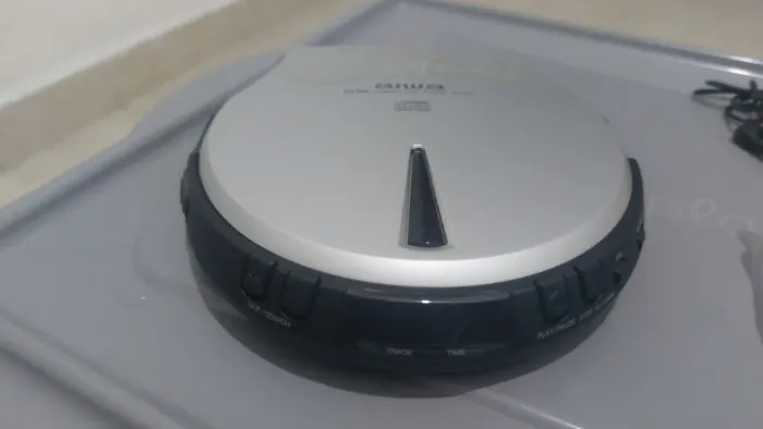 Compact disc player Aiwa XP-270 com todos os acessórios.