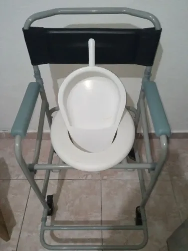 Cadeira de banho com aparador