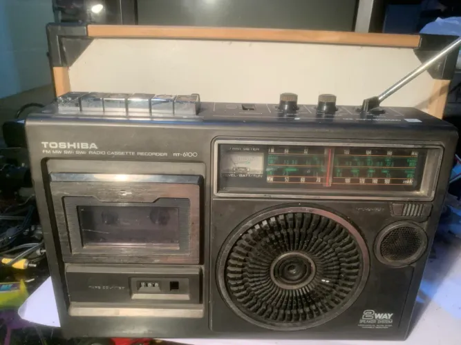 rádio gravador cassete Toshiba modelo RT-6100 c/ defeito