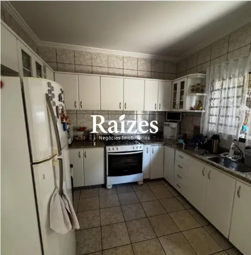 Casa residencial com 4 quartos, varanda gourmet e quintal em Uberlândia  Segismundo Pereir