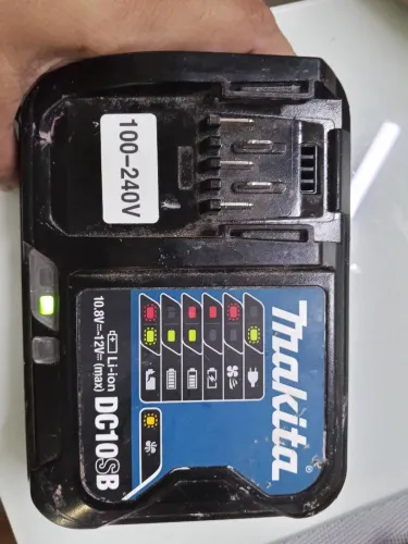 Carregador de Bateria Makita 12V Max DC10SB. 