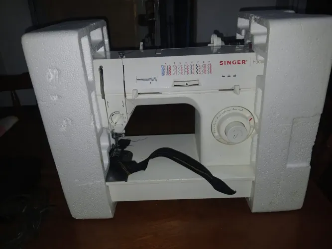 R$1.055,00 Oferta Hoje Máquina de costura