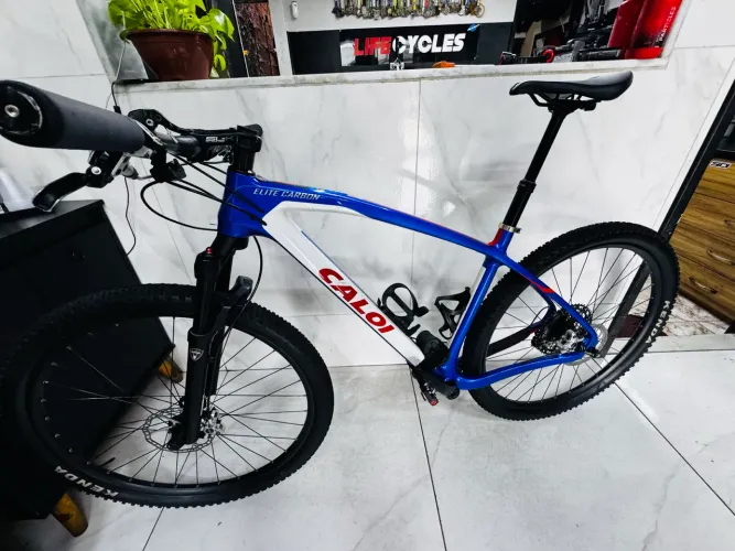 Bike Caloi Elite Carbon ? MTB 29 | Grupo 12v SLX | Freio XT | Manitou Markhor
