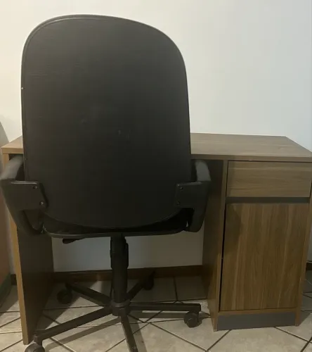 Escrivaninha com cadeira