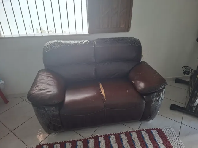 Sofá dois lugares de couro