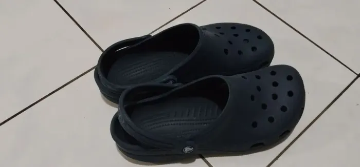 Sandália Crocs - azul - tamanho 10 - 12 = 41