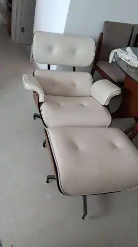 Vendo poltrona Eames 670 + puff usada.