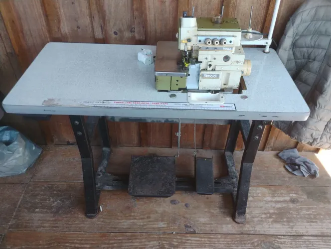 Máquina de costura overlock 