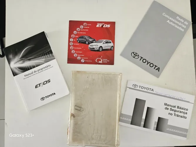 MANUAL DO PROPRIETÁRIO ORIGINAL DO TOYOTA ETIOS EM ÓTIMA CONDIÇÕES COMO NAS FOTOS (toyota)