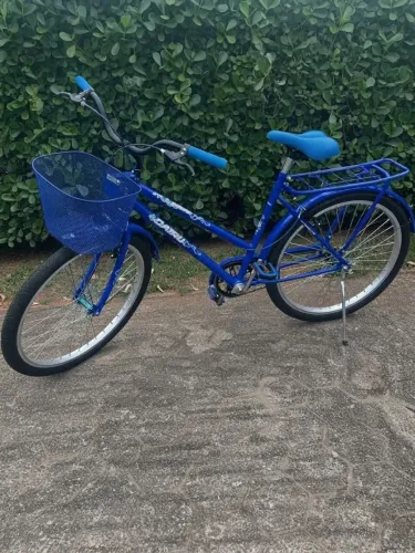 Bicicleta azul com nota