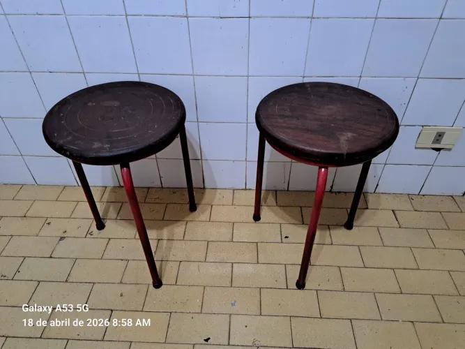 02 BANCOS BAIXOS -ESTRUTURA DE FERRO COM ASSENTOS EM MAD.MACIÇA - 30 cm assento X 50 cm h