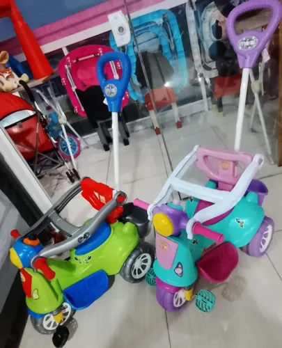 $250 CADA (Triciclos Menino e menina marca maral, com proteções e pedais, semi novos)