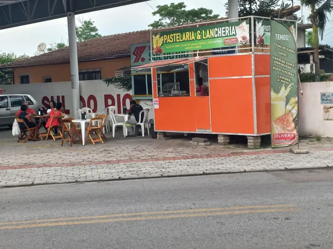 Loja de caldo de cana , pastéis fritos na hora e salgados