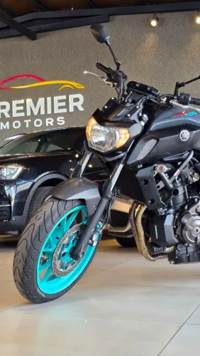 Yamaha MT-07 com IPVA 2026 pago.