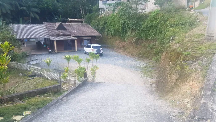 Casa com 3 quartos, piscina, área de festas, garagem para 4 carros, terreno com 690 m² a p