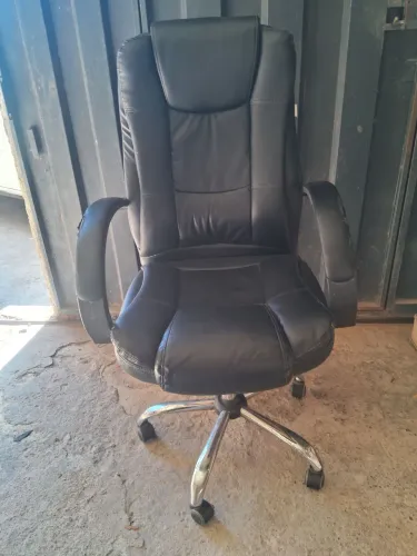 Vendo cadeira de escritório por 120 reais entrego