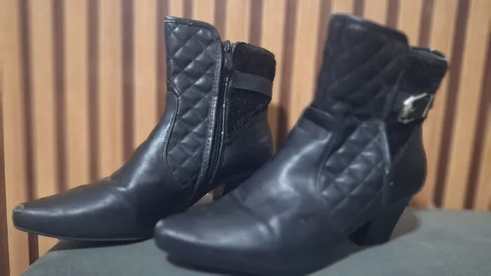 Bota feminina N° 37 semi nova