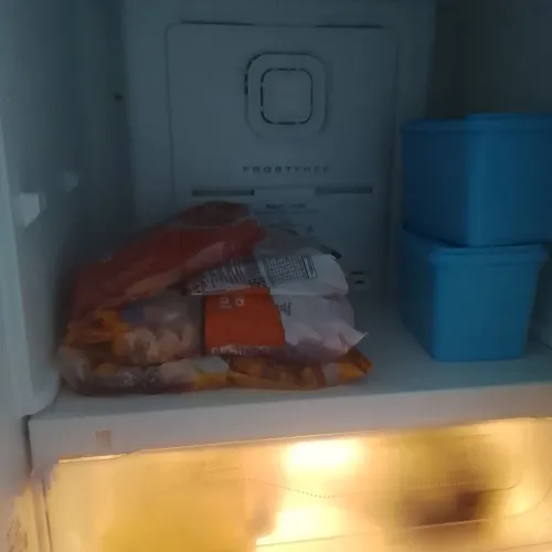 Vendo uma geladeira semi nova