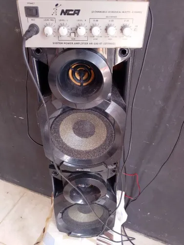Amplificador de som com duas caixas 