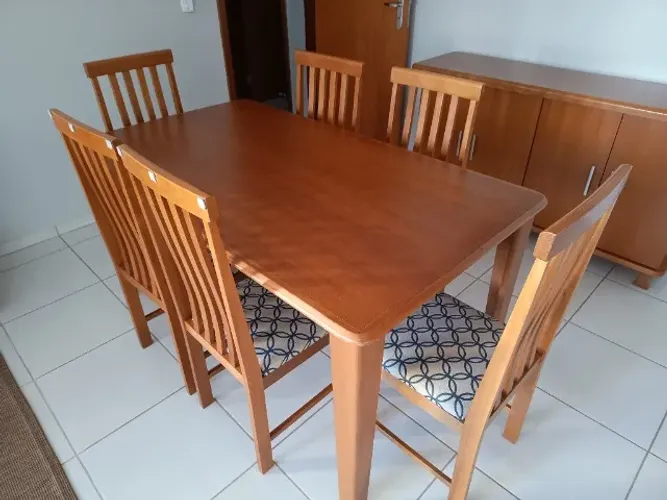 Jogo sala de jantar (Mesa, 6 cadeiras, Balcão) em Madeira Maciça. Usado, super Conservado