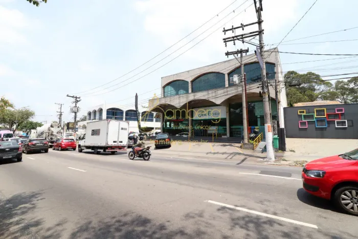 Salão comercial com 784m² no Jardim Marajoara. Av. Washington Luiz x Av. Interlagos.