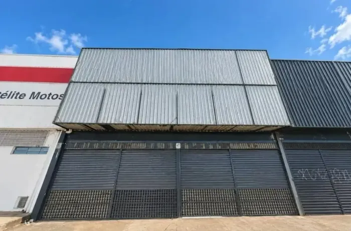 GALPÃO COM 300 M² PARA LOCAÇÃO NA CONTRAESQUINA DO PISTÃO SUL - AO LADO DA HONDA | TAGUATI