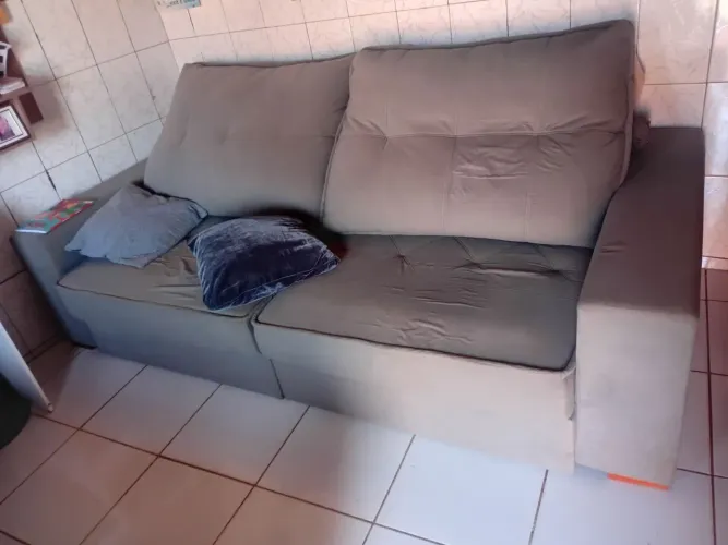 Sofá de auto nível ele nao e barato usado porem nao há avarias