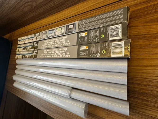 Insulfilm residencial jateado em vinil, nas medidas de 58 cm x 2,00 m.