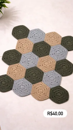 Tapete de crochê com hexágonos 