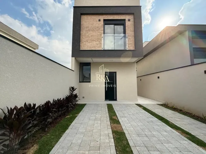 Casa com piscina, 177m², 3 dormitórios, sendo 1 suíte e 2 vagas para venda no Co