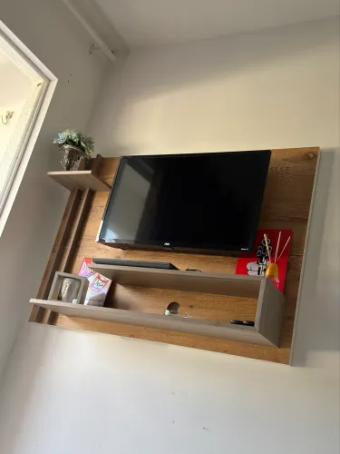 Painel MDF moderno em ótimo estado - ideal para quarto/sala