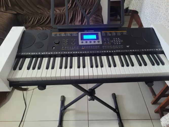 Teclado musical Novo, vem com estante.