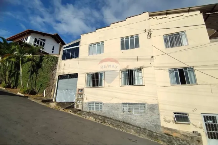 Apartamento 3 quartos, 2 banheiros, sala ampla, área externa e aberta, no centro de Lambar