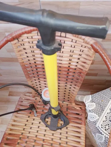 Linda bomba de ar para encher o pneu do carro e moto e bicicleta