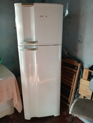 Vendo se uma geladeira duplex bem conservada branca