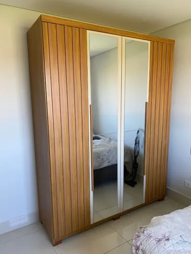 Guarda-roupa com Espelhos Muito Conservado