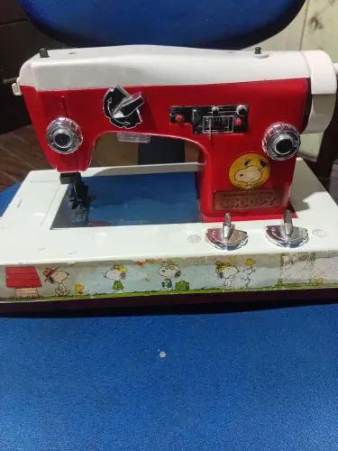 Vendo esta maquina de costura anos 80 do s snoopy em bom funcionamento pura nostalgia.