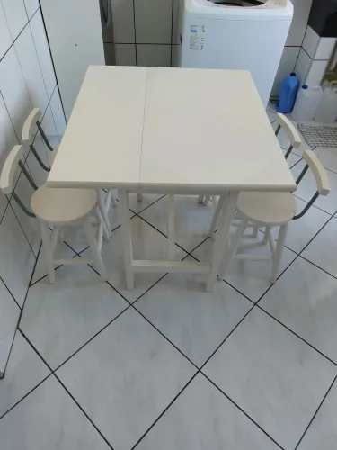 Mesa pequena de madeira (fica maior se esticar)