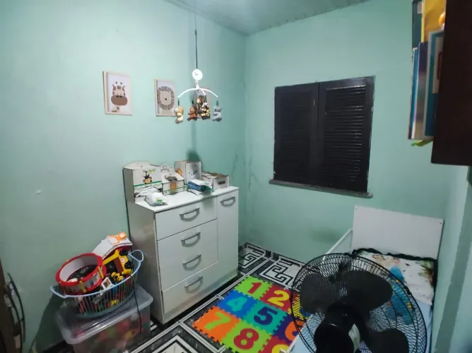 Casa de 4/4 de dois pavimentos na rua da Marinha com entrada independente, vaga de garagem