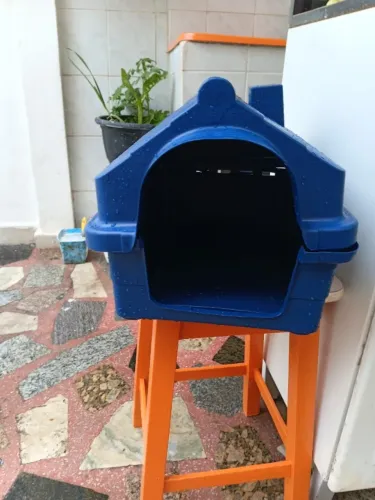 Casa pet 1 com potes de comida e água