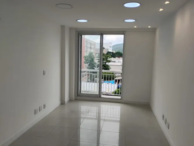 Sala Comercial à venda na Estrada dos Bandeirantes, Taquara, Rio de Janeiro - RJ