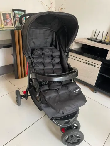 Vendo carrinho de bebê semi novo da marca Voyage.