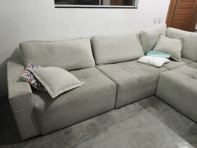 Sofá-cama usado 3,18m x 2,20m, necessita higiene