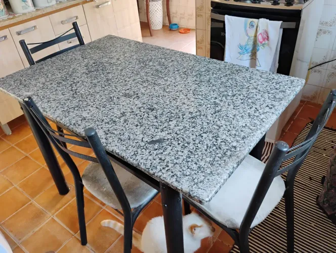 Mesa de cozinha com 2 cadeiras