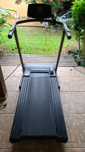 Ótima esteira para corrida ou caminhada, ideal para condomínio ou residencia
