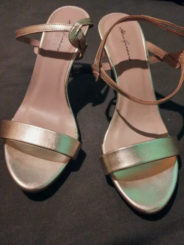 SANDALIA DOURADA SALTO FINO