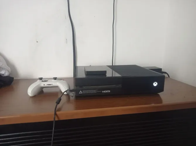 Xbox one com HD externo de 1t e um controle branco original 