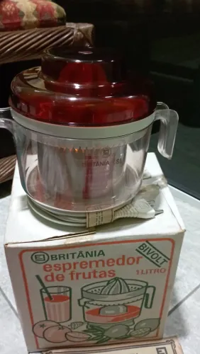 Espremedor de frutas Britânia bivolt anos 80